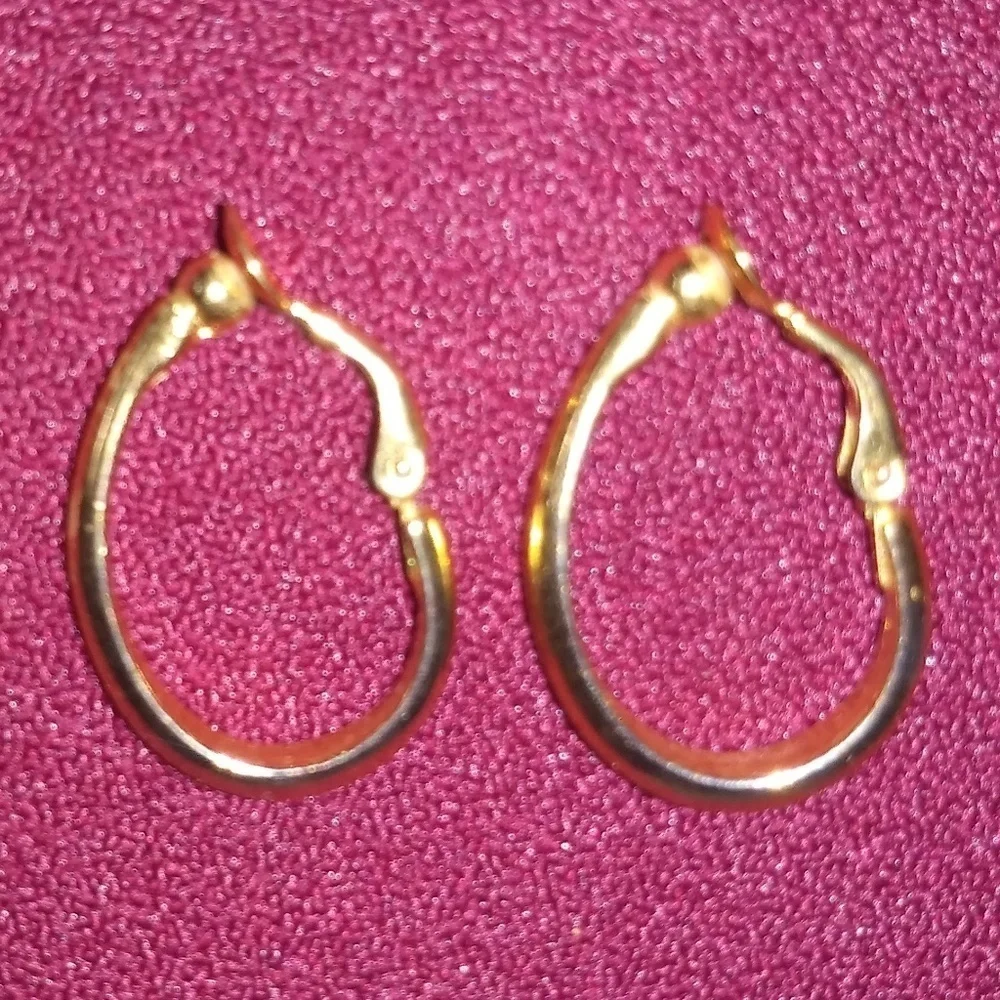 Vintage gold tone clip on earrings